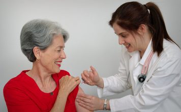 femme âgée qui se fait vacciner